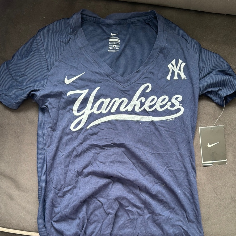 Nike Yankees Navy V-Neck Tee - Size Medium
